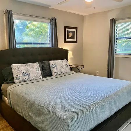 Sunshine Acre 2B 2B King Master Suite, Big Yard